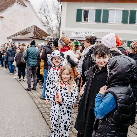 Bild enthält, People, Person, Adult, Female, Woman, Coat, Jacket, Jeans, Male, Man