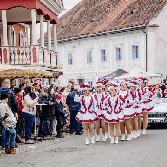 Bild enthält, People, Person, Adult, Female, Woman, Jeans, Car, Handbag, Skirt, Wheel