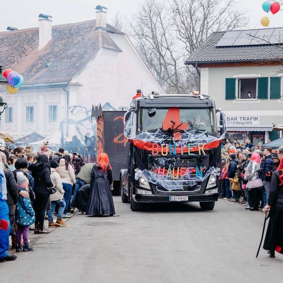 Bild enthält, People, Person, Sword, Weapon, Machine, Wheel, Clothing, Jeans, Pants