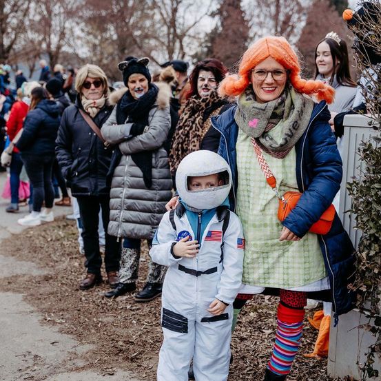 Bild enthält, Adult, Female, Person, Woman, Coat, Jacket, Boy, Child, Male, Hair
