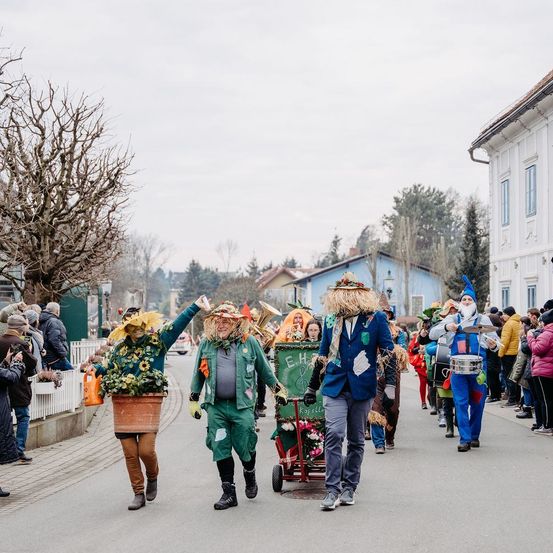 Bild enthält, People, Person, Urban, Adult, Male, Man, Jeans, Female, Woman, Glove