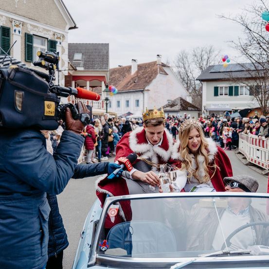 Bild enthält, Adult, Male, Man, Person, Balloon, People, Paparazzi, Handbag, Face, Wheel