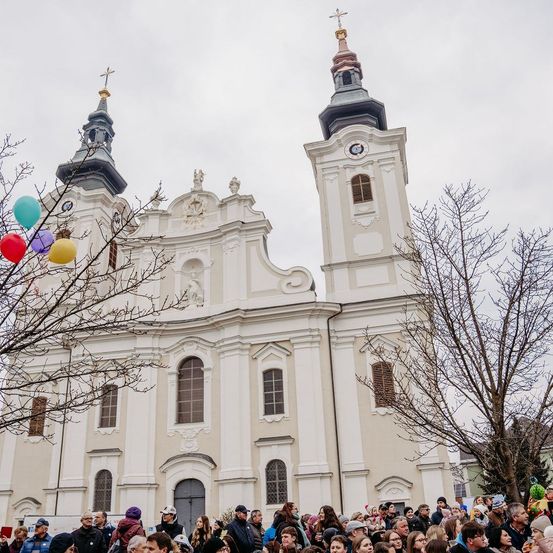 Bild enthält, Balloon, Arch, Architecture, Gothic Arch, Building, Church, Person