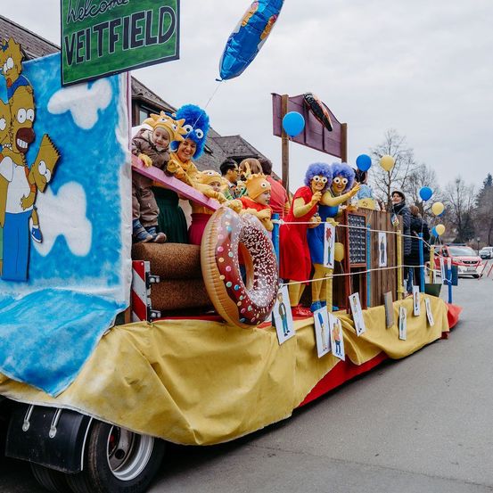 Bild enthält, Person, Carnival, Car, Vehicle, Coat, Jacket, Balloon, Wheel, Face, Parade