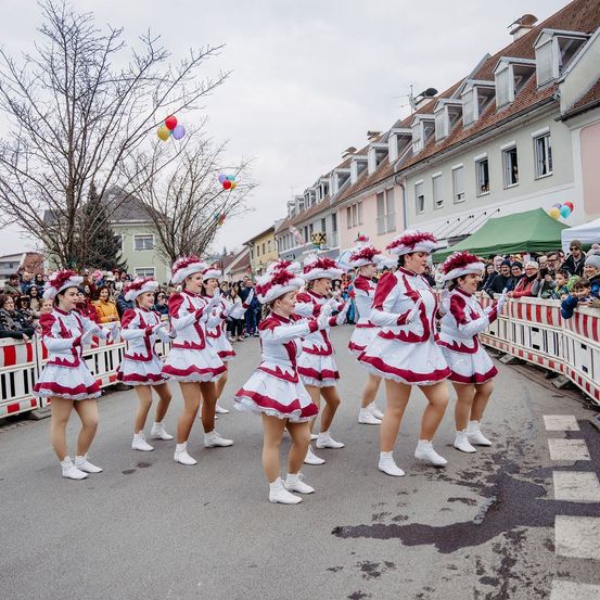 Bild enthält, People, Person, Cheerleading, Clothing, Glove, Balloon