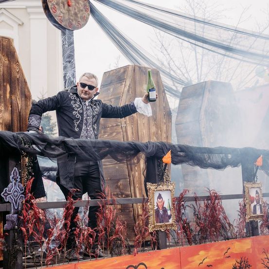 Bild enthält, Adult, Male, Man, Person, Clothing, Pants, Glove, Face, Head