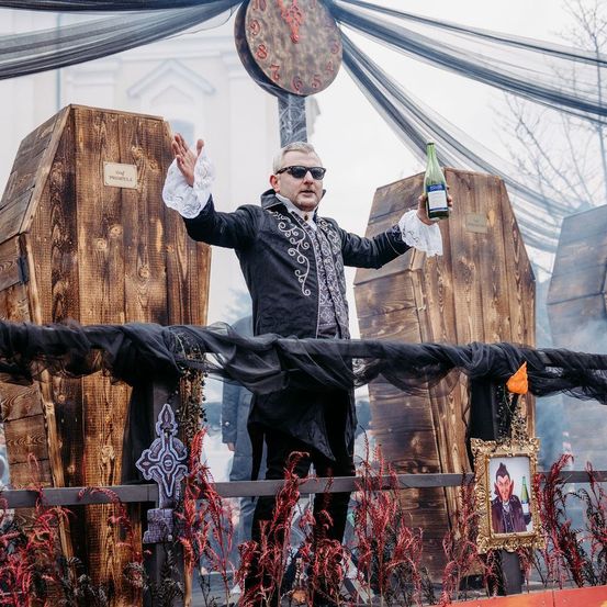 Bild enthält, Adult, Male, Man, Person, Tree, Head, Wood, Face, Portrait, Pants