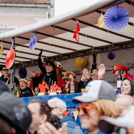 Bild enthält, Adult, Female, Person, Woman, Male, Man, People, Urban, Baseball Cap, Face
