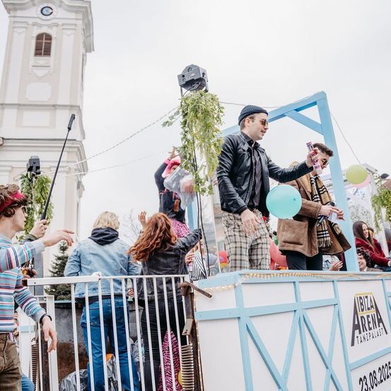 Bild enthält, People, Person, Hoodie, Adult, Male, Man, Balloon, Jeans, Female, Woman