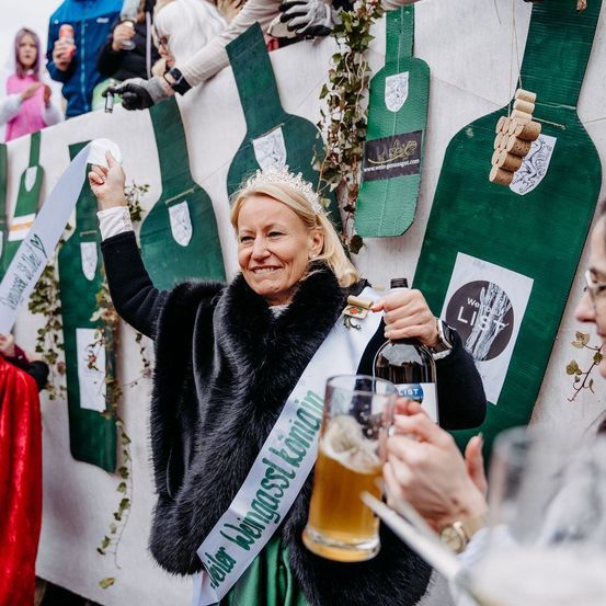 Bild enthält, Adult, Female, Person, Woman, Beer, Male, Man, Party, Cricket Bat, Face