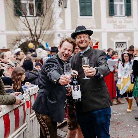 Bild enthält, People, Person, Adult, Male, Man, Urban, Head, Face, Party, Happy