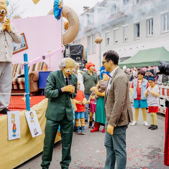 Bild enthält, People, Person, Coat, Balloon, Adult, Male, Man, Shorts, Female, Woman