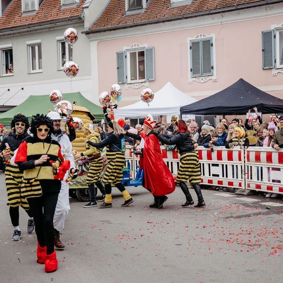 Bild enthält, People, Person, Adult, Female, Woman, Shoe, Festival, Wheel, Flash Mob, Face