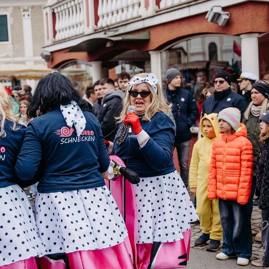 Bild enthält, People, Person, Adult, Female, Woman, Jeans, Jacket, Skirt, Head, Face