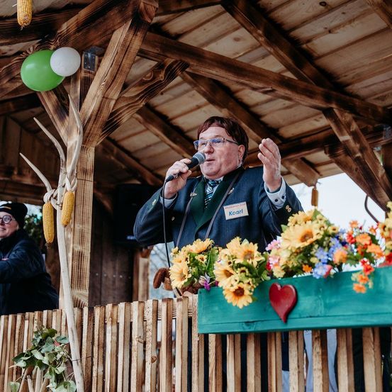 Bild enthält, Adult, Male, Man, Person, Crowd, Audience, Speech, Face, Flower Arrangement, Flower Bouquet
