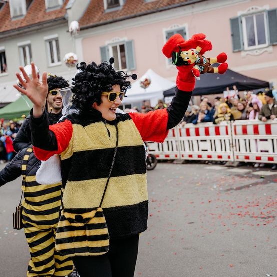 Bild enthält, Adult, Female, Person, Woman, Accessories, Sunglasses, People, Festival, Handbag, Face