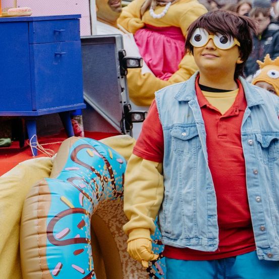 Bild enthält, Costume, Person, Coat, Adult, Female, Woman, Shorts, Carnival, Jacket, Child