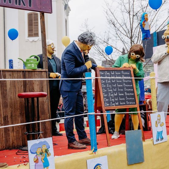 Bild enthält, Crowd, Person, Adult, Male, Man, Balloon, People, Audience, Speech, Glove