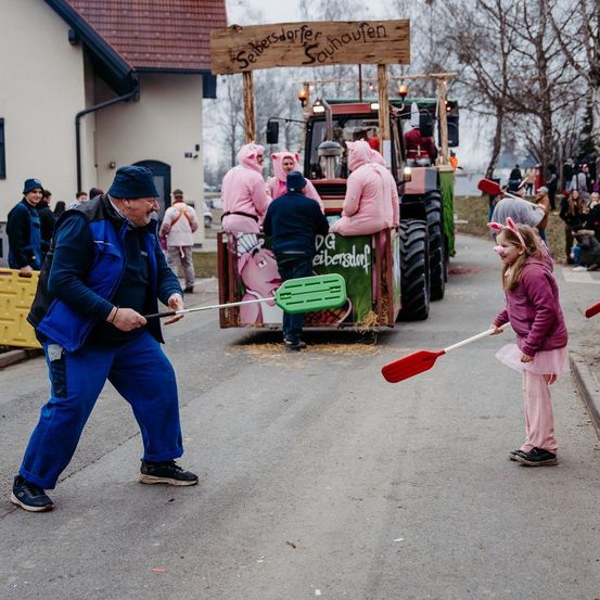 Bild enthält, Baton, Stick, Person, People, Device, Shovel, Tool, Sword, Weapon