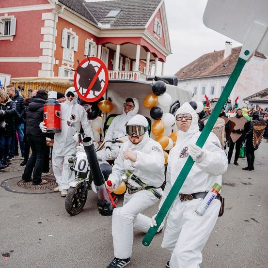 Bild enthält, People, Person, Adult, Male, Man, E-scooter, Vehicle, City, Ice Hockey Stick, Handbag