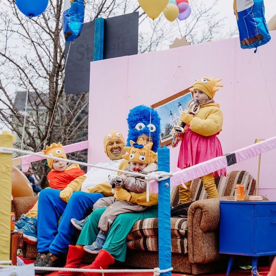 Bild enthält, Balloon, Adult, Male, Man, Person, Child, Female, Girl, Face, Head