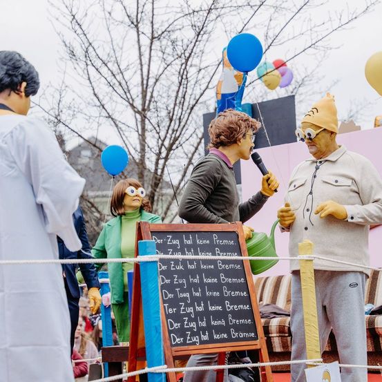 Bild enthält, People, Person, Balloon, Adult, Male, Man, Female, Woman, Blackboard