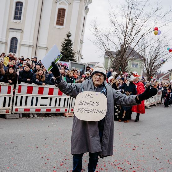 Bild enthält, People, Person, Glove, Adult, Male, Man, Female, Woman, Coat, Outdoors