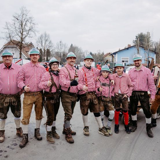 Bild enthält, People, Person, Groupshot, Adult, Male, Man, Portrait, Pants, Shorts, Child