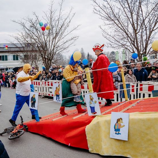 Bild enthält, People, Person, Adult, Female, Woman, Male, Man, Balloon, Wheel, Parade