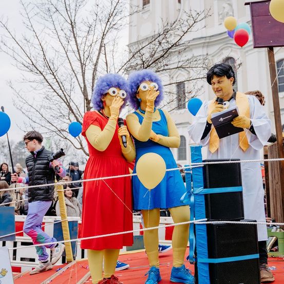 Bild enthält, Adult, Female, Person, Woman, Balloon, Boy, Male, Teen, Hair, Face