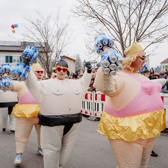 Bild enthält, Adult, Female, Person, Woman, People, Parade, Glove, Male, Man, Shoe