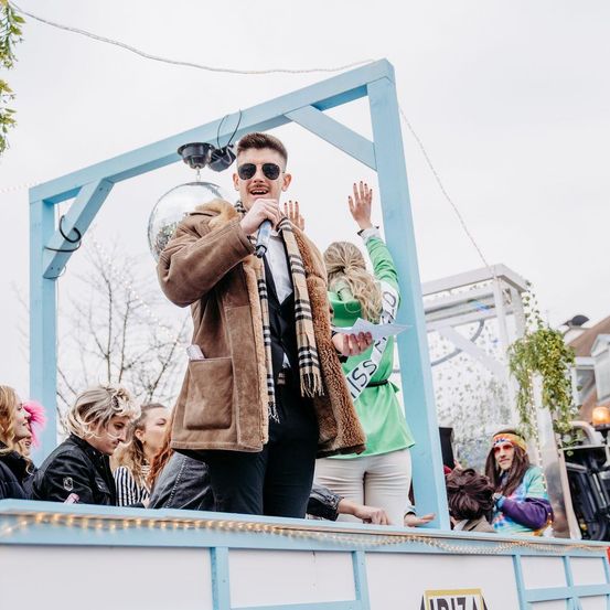 Bild enthält, People, Person, Clothing, Coat, Adult, Male, Man, Accessories, Glasses