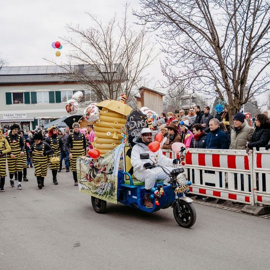 Bild enthält, People, Person, Adult, Male, Man, Machine, Wheel, Jeans, Pants, Motorcycle
