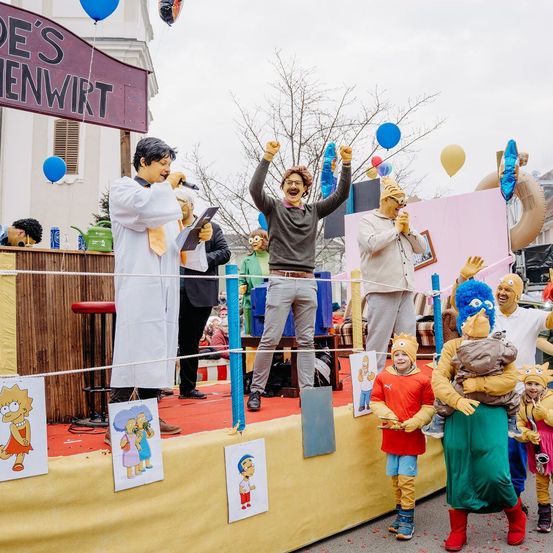 Bild enthält, People, Person, Celebrating, Balloon, Adult, Female, Woman, Shorts, Glove, Shoe