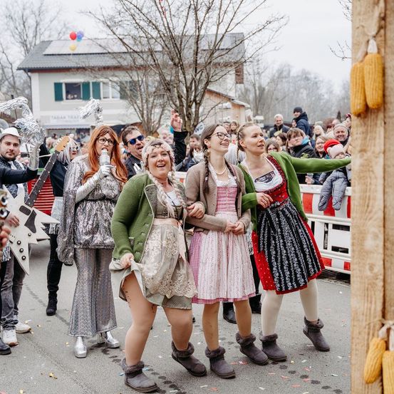 Bild enthält, People, Person, Adult, Female, Woman, Jeans, Glasses, Coat, Shoe, Face