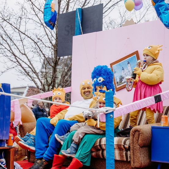 Bild enthält, Balloon, Person, Child, Female, Girl, Face, Head, Clothing, Footwear, Shoe