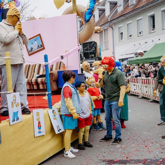 Bild enthält, People, Person, Adult, Female, Woman, Jeans, Male, Man, Shoe, Glove