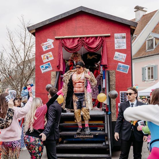 Bild enthält, People, Person, Adult, Female, Woman, Balloon, Male, Man, Coat, Truck