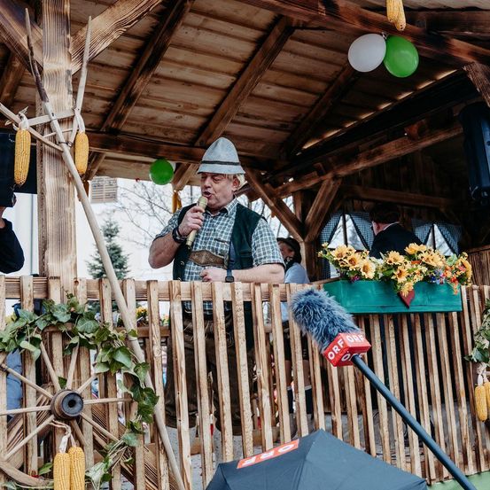 Bild enthält, Outdoors, Shelter, Photography, Potted Plant, Portrait, Wood, Planter, Interior Design, Flower Arrangement, Nature