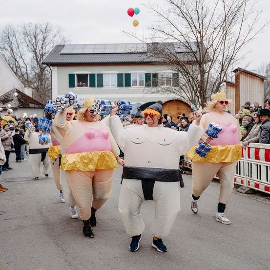 Bild enthält, People, Person, Adult, Female, Woman, Parade, Male, Man, Jeans, Shoe