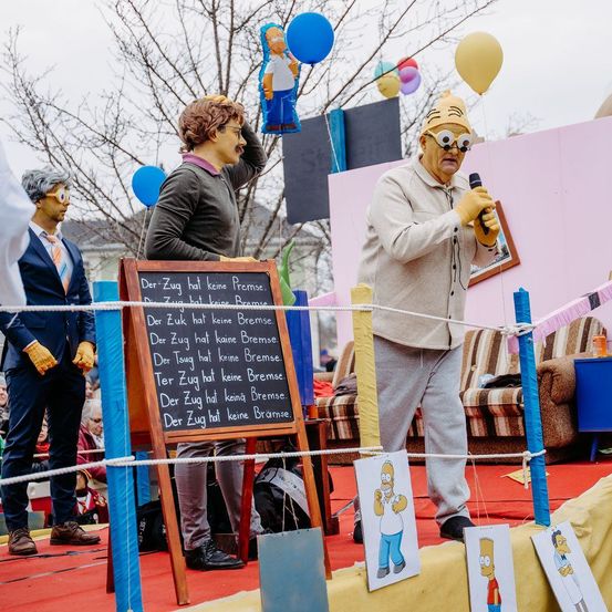 Bild enthält, People, Person, Adult, Male, Man, Crowd, Balloon, Audience, Speech, Coat