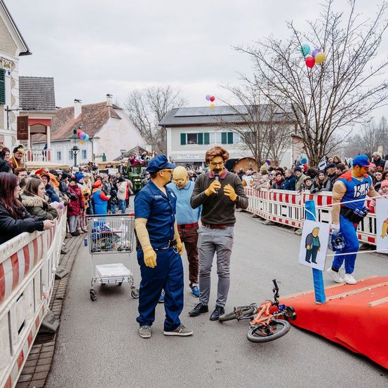 Bild enthält, People, Person, Adult, Female, Woman, Male, Man, Balloon, Bicycle, Wheel