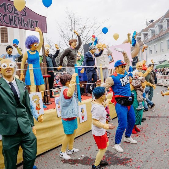 Bild enthält, People, Person, Celebrating, Baseball Cap, Coat, Shorts, Balloon, Shoe, Parade, Glove