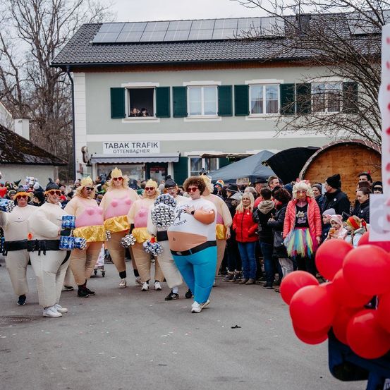 Bild enthält, People, Person, Clothing, Jeans, Pants, Balloon, Footwear, Shoe, Urban