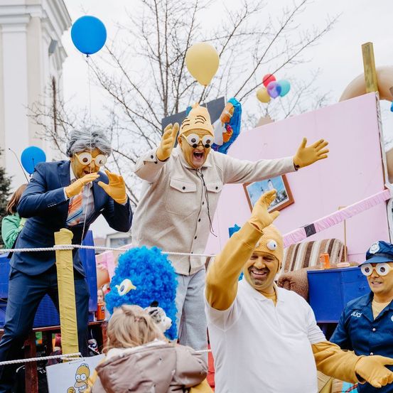 Bild enthält, Celebrating, Person, Balloon, Adult, Male, Man, Child, Female, Girl, Face