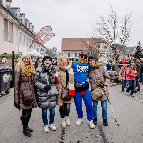 Bild enthält, People, Person, Coat, Adult, Female, Woman, Urban, Jeans, Glove, Handbag