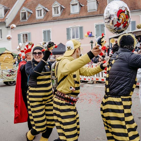 Bild enthält, People, Person, Adult, Female, Woman, Male, Man, Celebrating, Festival, Balloon