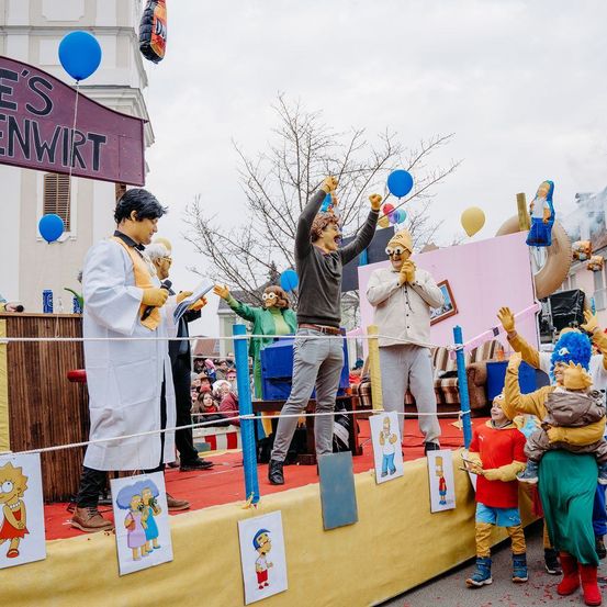 Bild enthält, People, Person, Balloon, Adult, Male, Man, Jeans, Shoe, Sword, Glove