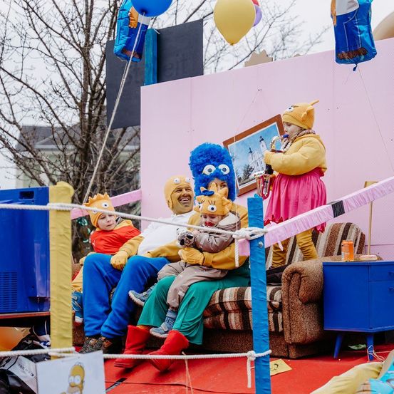 Bild enthält, Balloon, Adult, Female, Person, Woman, Child, Girl, Face, Shoe, Tape