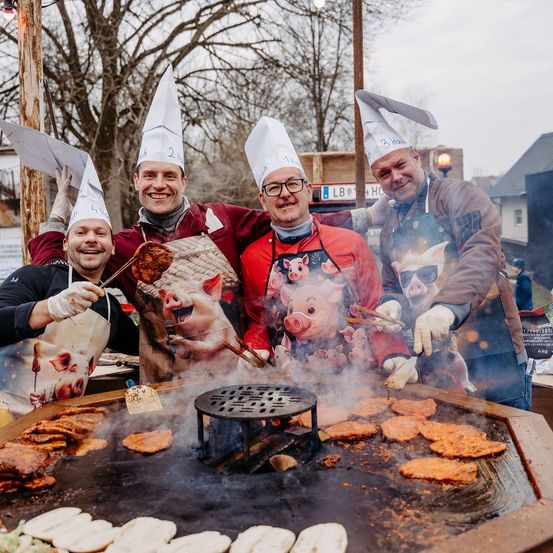 Bild enthält, People, Person, Adult, Male, Man, Bbq, Cooking, Grilling, Clothing, Glove